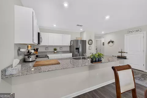 Kitchen - 121 Red Oak Dr, Barnesville, GA 30204 photo 2 of 2