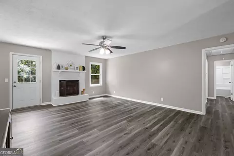 Living - 114 Paddle Wheel Dr, Lagrange, GA 30240 photo 4 of 4