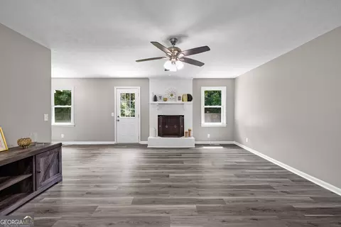 Living - 114 Paddle Wheel Dr, Lagrange, GA 30240 photo 1 of 4