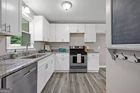 Kitchen - 114 Paddle Wheel Dr, Lagrange, GA 30240 photo 2 of 2