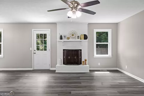 Living - 114 Paddle Wheel Dr, Lagrange, GA 30240 photo 2 of 4