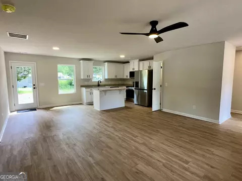 Living - 239 Stancil Dr, Toccoa, GA 30577 photo 2 of 4
