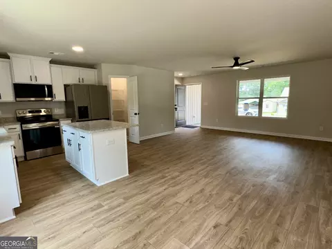 Living - 239 Stancil Dr, Toccoa, GA 30577 photo 3 of 4