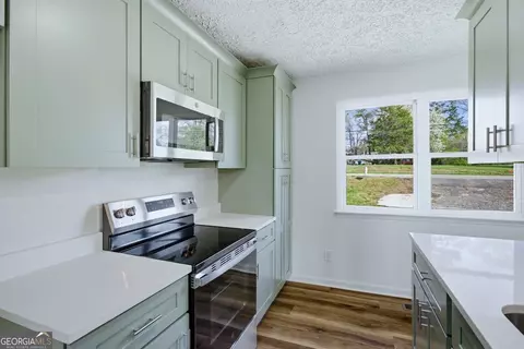 Kitchen - 16 Rosenwald Dr, Hampton, GA 30228 photo 2 of 3