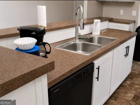 Kitchen - 163 Indigo Rd, Lyons, GA 30436 photo 2 of 2