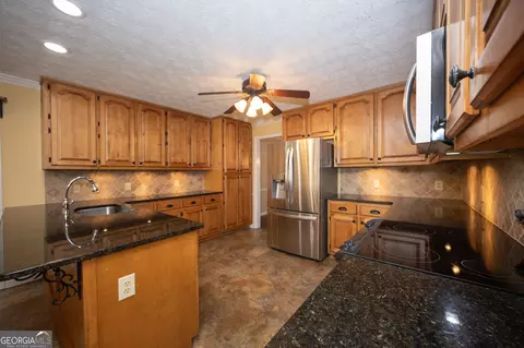 Kitchen - 130 Wild Azaela Trl, Hampton, GA 30228 photo 4 of 9