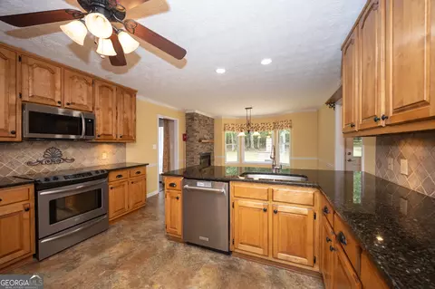 Kitchen - 130 Wild Azaela Trl, Hampton, GA 30228 photo 3 of 9