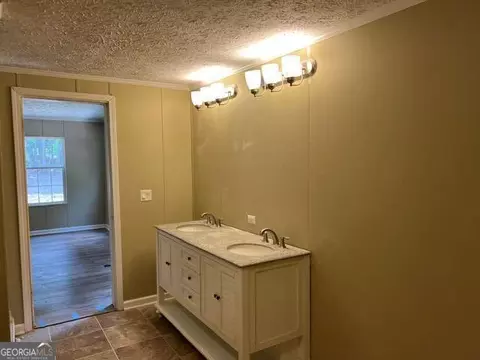 Bath - 196 Old Scout Rd, Jackson, GA 30233 photo 2 of 3