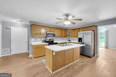 Kitchen - 1078 Spratlin Mill Rd, Hull, GA 30646 photo 2 of 4