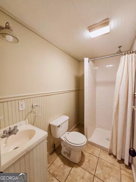 Bath - 111 Loggins Rd, Commerce, GA 30529 photo 3 of 3