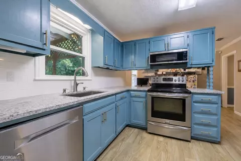 Kitchen - 133 Ashling Dr, Lagrange, GA 30240 photo 5 of 5