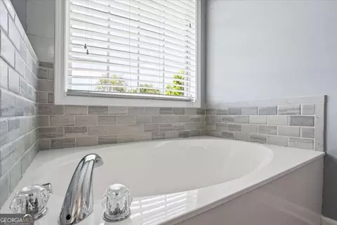 Bath - 2615 Snowcrest Pl, Bethlehem, GA 30620 photo 3 of 5