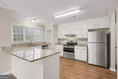 Kitchen - 152 Olde Hampton Way, Hampton, GA 30228 photo 2 of 2