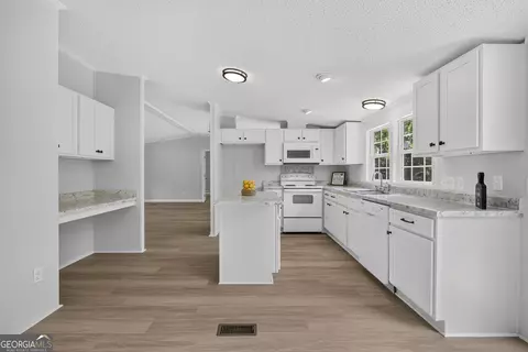 Kitchen - 199 Parker Dr, Macon, GA 31217 photo 3 of 6