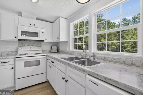 Kitchen - 199 Parker Dr, Macon, GA 31217 photo 6 of 6