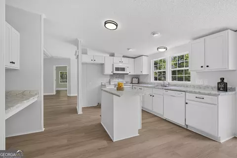 Kitchen - 199 Parker Dr, Macon, GA 31217 photo 2 of 6