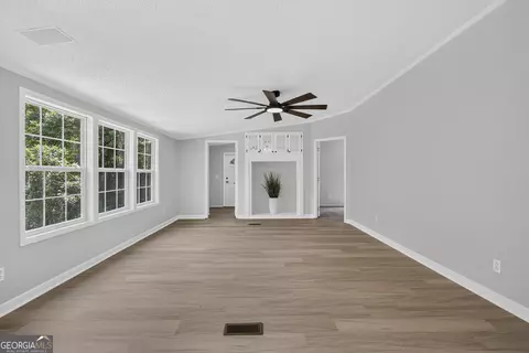 Living - 199 Parker Dr, Macon, GA 31217 photo 6 of 10