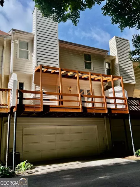 10 E Huntington Place Drive Dr, Sandy Springs, GA 30350