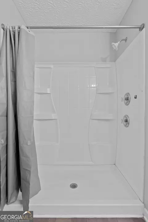 Bath - 169 Meadow View Dr, Jackson, GA 30233 photo 5 of 5