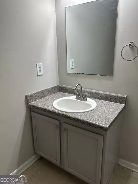 Bath - 944 Old Mill Pt #A, Monroe, GA 30655 photo 4 of 5