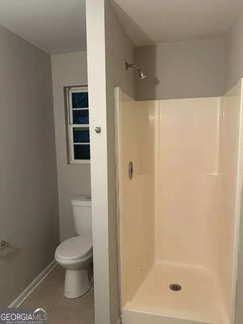 Bath - 944 Old Mill Pt #B, Monroe, GA 30655 photo 3 of 4