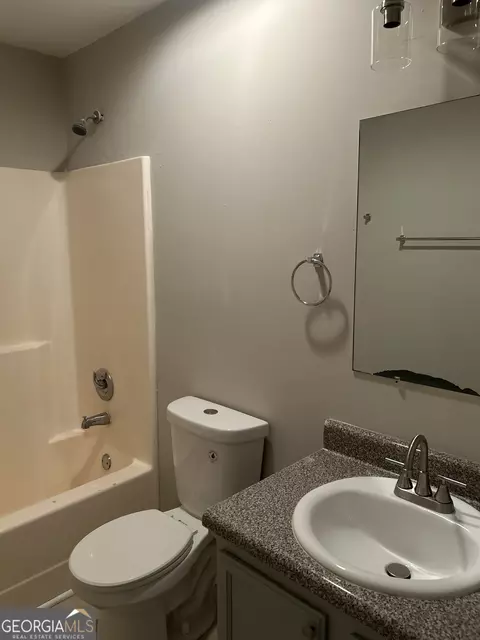 Bath - 944 Old Mill Pt #B, Monroe, GA 30655 photo 4 of 4