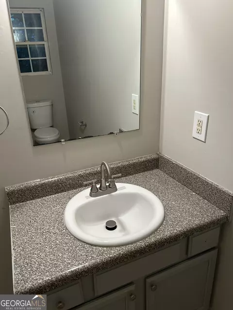 Bath - 944 Old Mill Pt #B, Monroe, GA 30655 photo 2 of 4
