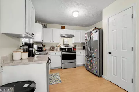 Kitchen - 460 Old Tree Dr, Jackson, GA 30233 photo 2 of 2