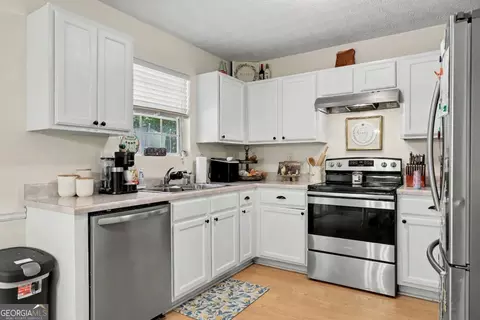 Kitchen - 460 Old Tree Dr, Jackson, GA 30233 photo 1 of 2