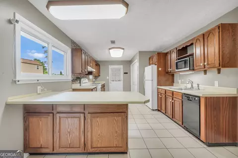 Kitchen - 122 E Knight Rd, Mcdonough, GA 30252 photo 5 of 7