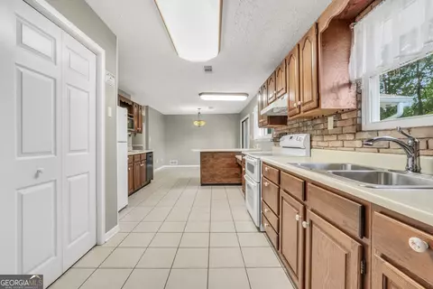 Kitchen - 122 E Knight Rd, Mcdonough, GA 30252 photo 7 of 7