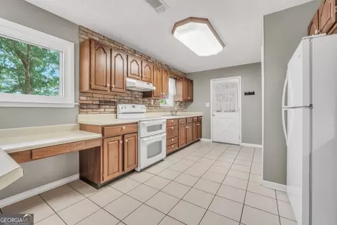Kitchen - 122 E Knight Rd, Mcdonough, GA 30252 photo 6 of 7