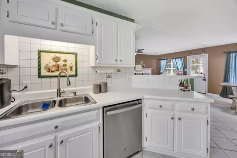 Kitchen - 88 Snapping Shoals Rd, Mcdonough, GA 30252 photo 4 of 5