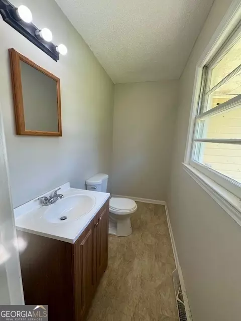 Bath - 514 S Broad St, Toccoa, GA 30577 photo 1 of 4