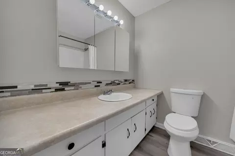 Bath - 514 S Broad St, Toccoa, GA 30577 photo 2 of 4