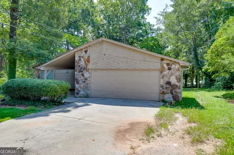 900 Pawnee Pl, Lilburn, GA 30047