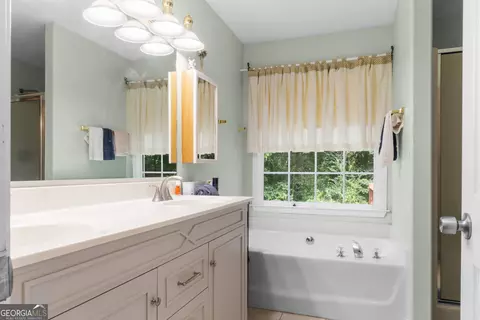 Bath - 124 Foxdale Dr, Lagrange, GA 30240 photo 4 of 4