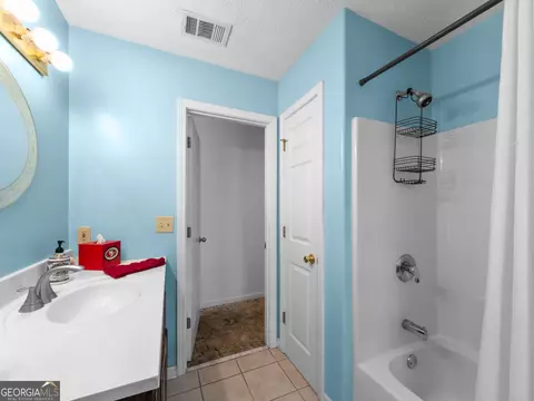 Bath - 124 Foxdale Dr, Lagrange, GA 30240 photo 3 of 4