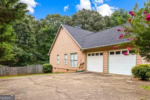 Exterior - 124 Foxdale Dr, Lagrange, GA 30240 photo 3 of 9