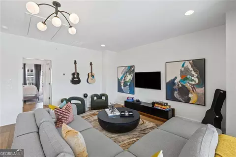 Living - 3470 Commander Cv, Suwanee, GA 30024 photo 2 of 3