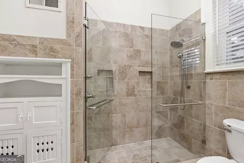 Bath - 359 E Tugalo St, Toccoa, GA 30577 photo 3 of 10