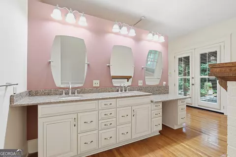 Bath - 359 E Tugalo St, Toccoa, GA 30577 photo 1 of 10