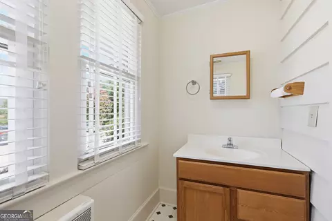 Bath - 359 E Tugalo St, Toccoa, GA 30577 photo 4 of 10