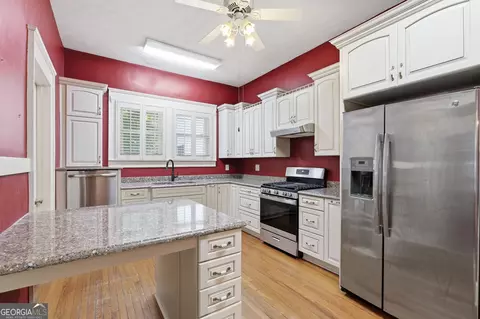 Kitchen - 359 E Tugalo St, Toccoa, GA 30577 photo 2 of 3