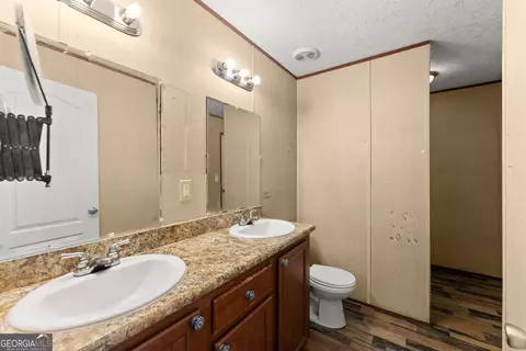 Bath - 277 Yates St, Cornelia, GA 30531 photo 1 of 4