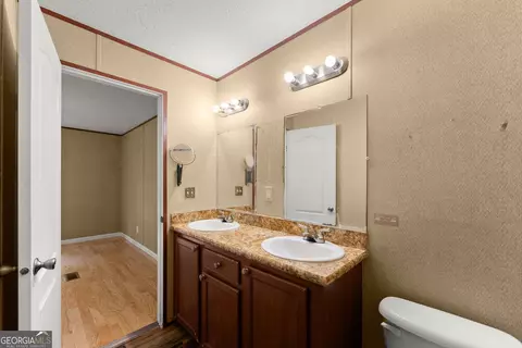 Bath - 277 Yates St, Cornelia, GA 30531 photo 3 of 4