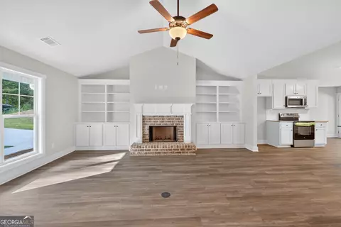 Living - 44 Sycamore Dr #17, Colbert, GA 30628 photo 2 of 4