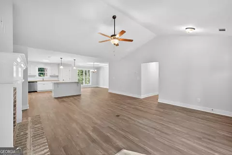Living - 44 Sycamore Dr #17, Colbert, GA 30628 photo 4 of 4