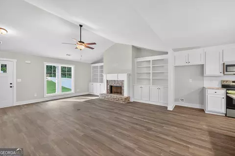 Living - 44 Sycamore Dr #17, Colbert, GA 30628 photo 3 of 4