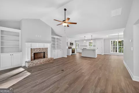 Living - 44 Sycamore Dr #17, Colbert, GA 30628 photo 1 of 4